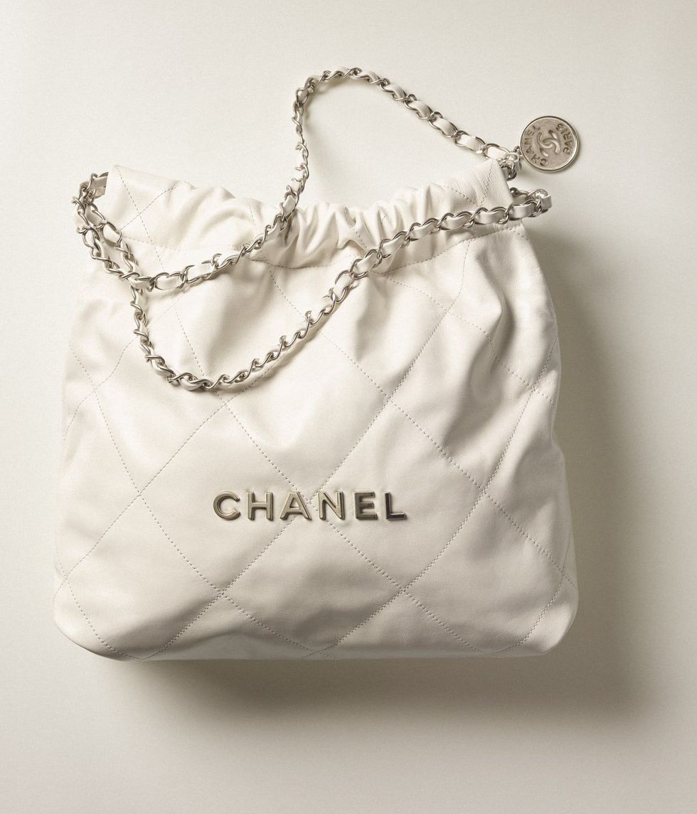 Jennie相似包款推薦：Chanel 22白色小型肩背包
