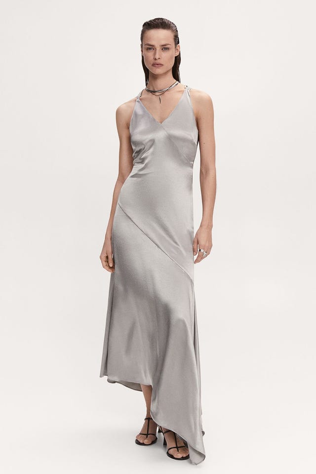 Vestido satinado bajo asimétrico