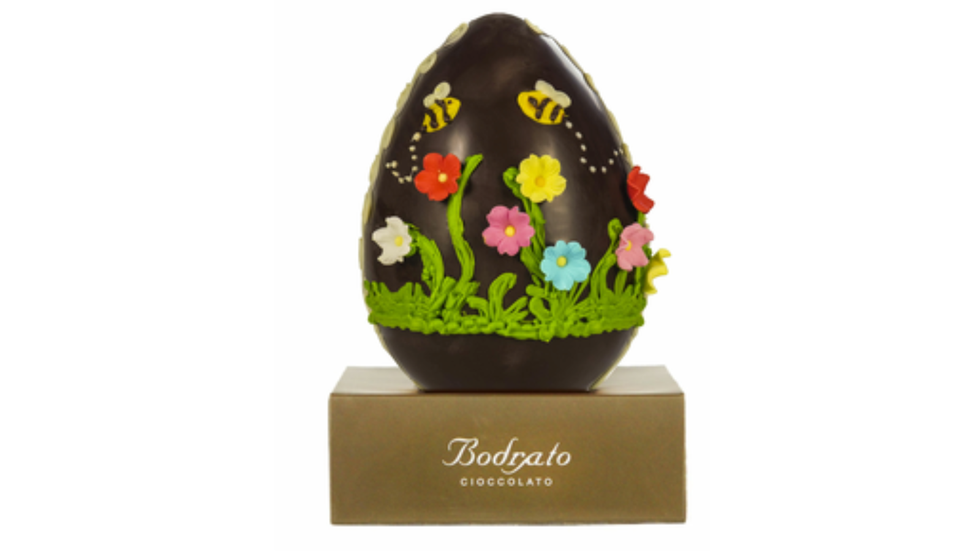Uovo di cioccolato fondente con decorazioni primaverili Bodrato