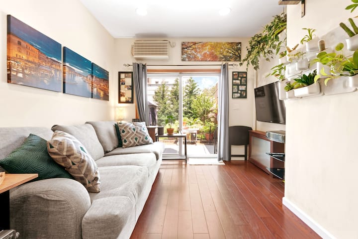 Williamsburg One Bedroom with Private Backyard and Hot Tub