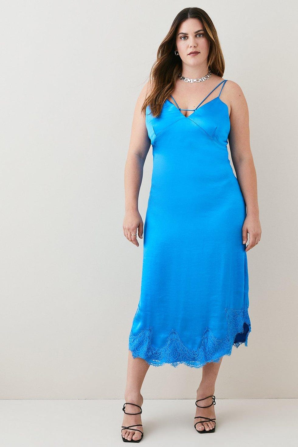 Dress Slip Midi Renda Hem Satin Bertekstur Ukuran Besar Dress Slip Midi Renda Hem Satin Bertekstur Ukuran Besar