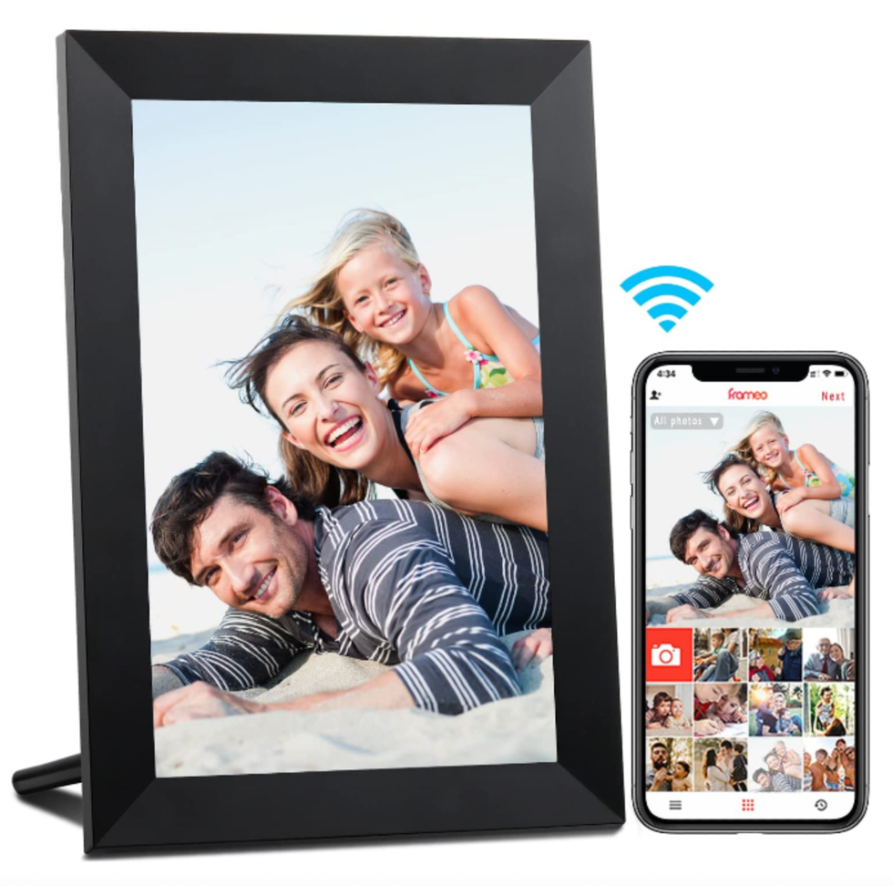 https://hips.hearstapps.com/vader-prod.s3.amazonaws.com/1681421848-digital-picture-frame-great-for-mothers-day-gifts-643875b7d6aa7.png?crop=0.9913419913419913xw:1xh;center,top&resize=980:*