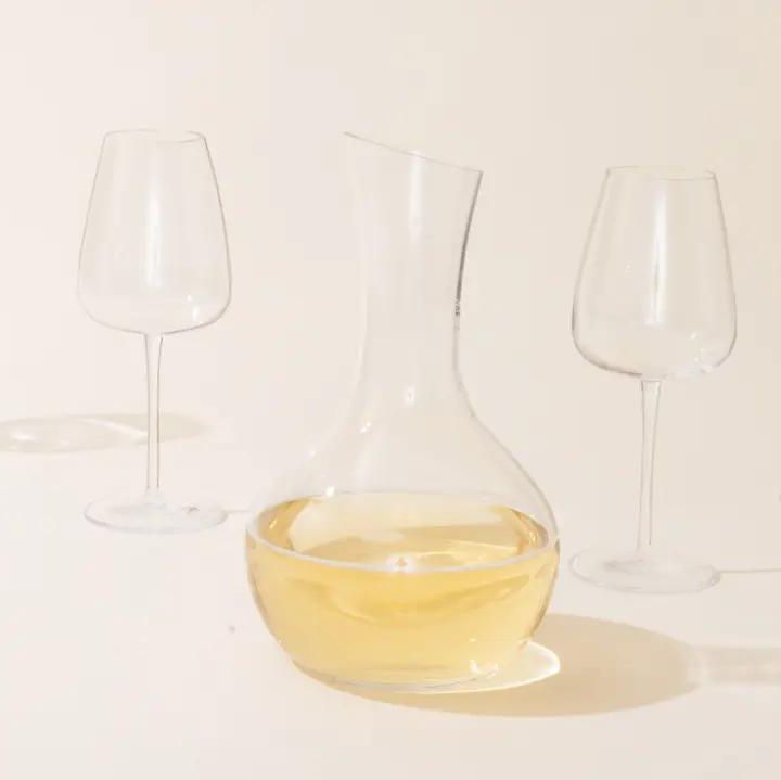 Decanter With 4 White Wine Glasses