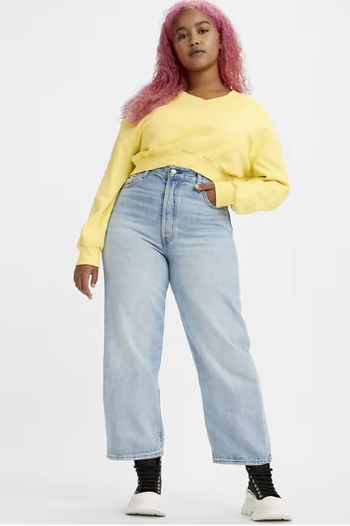 https://hips.hearstapps.com/vader-prod.s3.amazonaws.com/1683125838-best-straight-leg-jeans-levi-ribcage-6452762942859.png?crop=0.8052373158756138xw:1xh;center,top&resize=980:*