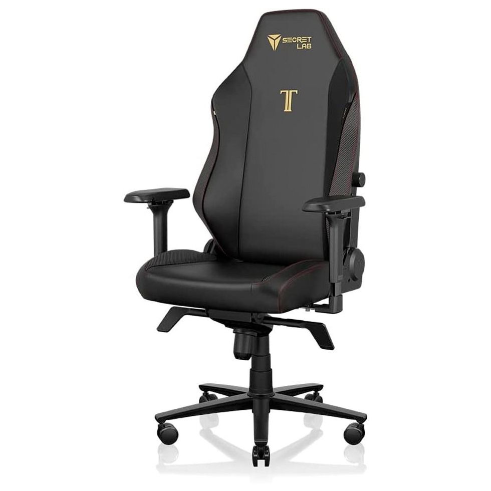 Macrotronics - Want to game with comfort and style? ARMOR TITAN PRO is the  perfect gaming throne for those who want to enjoy their games in absolute  comfort while enjoying a visually