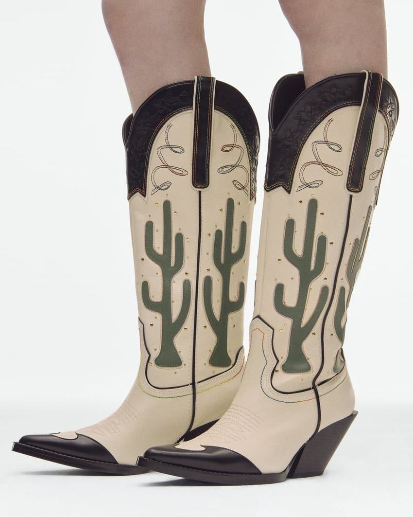 Sepatu bot koboi dengan kaktus kontras