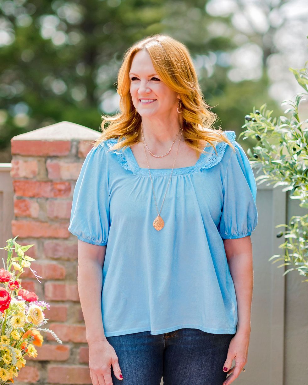 The Pioneer Woman - Ree Drummond - In the doorway at Sister House! This was  from a recent shoot (for PW Spring 2023 clothing) but I needed an updated  profile pic so