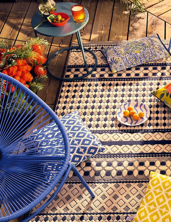 Geometric outdoor store rug