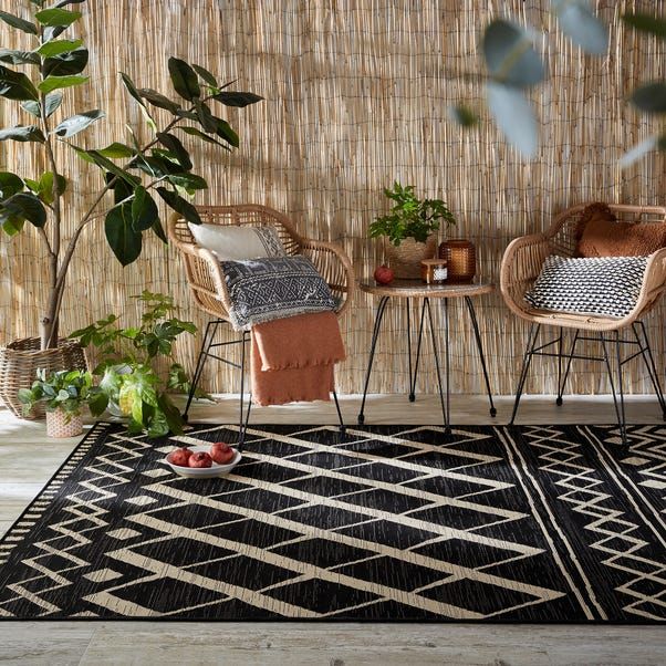Outdoor Carpet: Affordable Solutions with Indoor-Outdoor Rugs - The Roll-Out