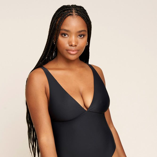 The 5 Most Flattering Swimsuits for Women with Wide Hips (Plus 1