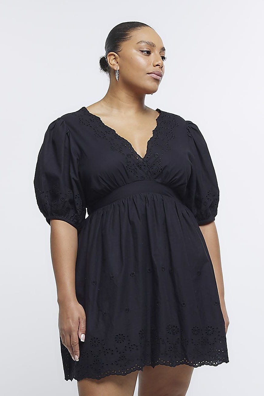 Plus mini dress broderie skater hitam Plus mini dress broderie skater hitam
