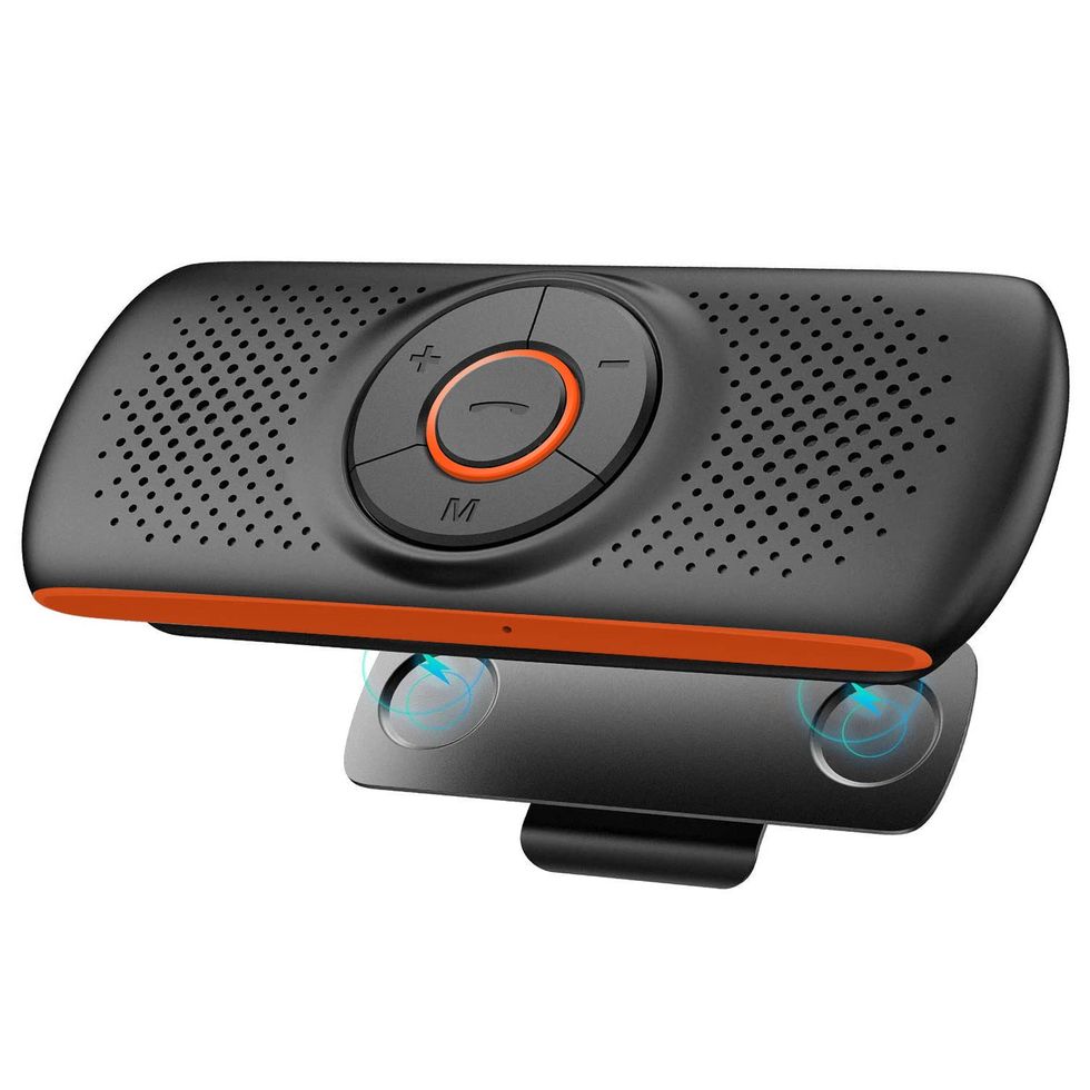 Este pequeño dispositivo permite tener Bluetooth en el coche a