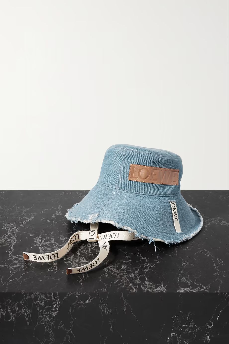 漁夫帽推薦：Loewe x Paula's Ibiza皮革Logo裝飾綁帶丹寧漁夫帽
