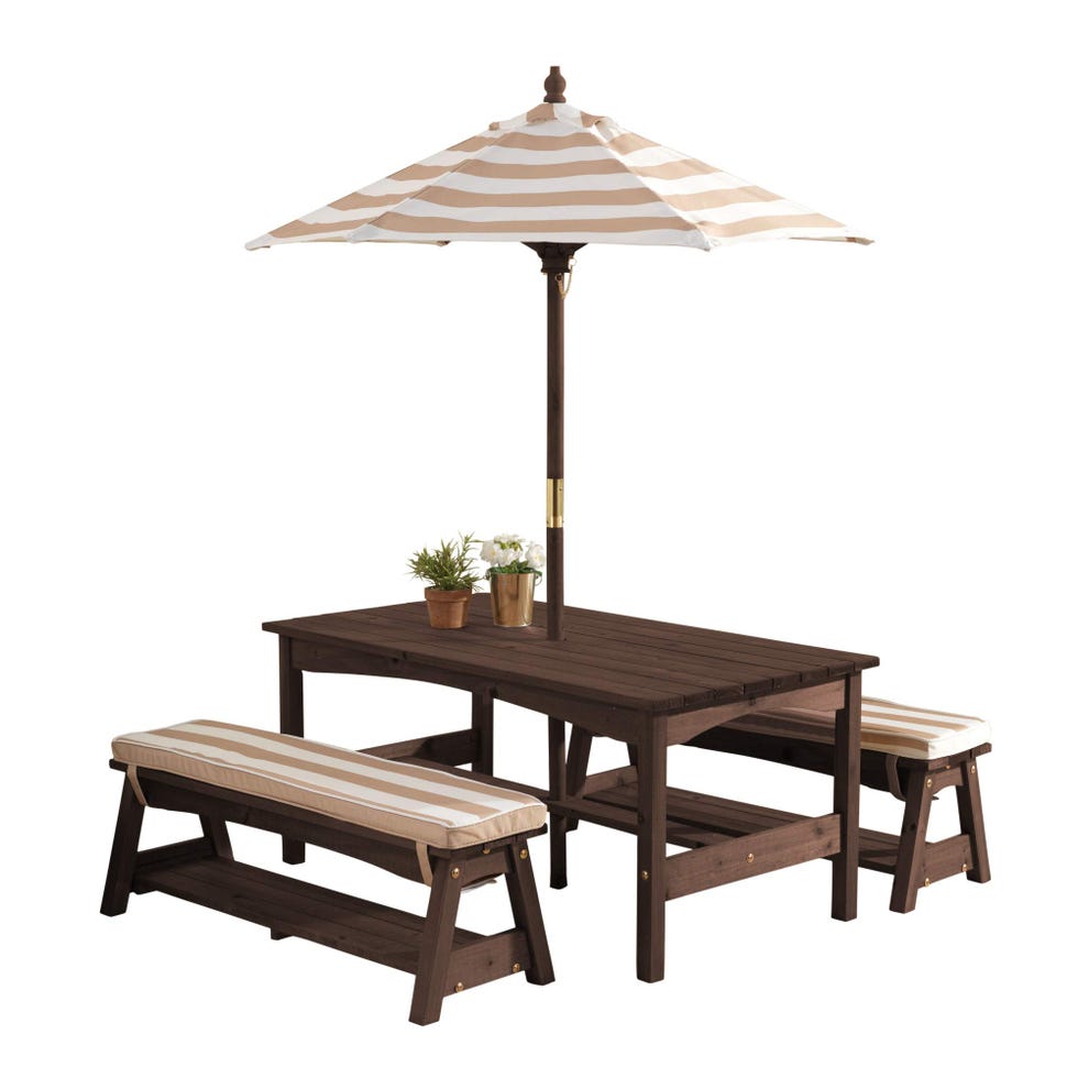 Comedor con sombrilla y cojines