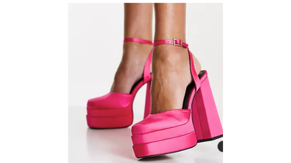 Accessori Barbie: le scarpe con tacco e plateau Asos Design 