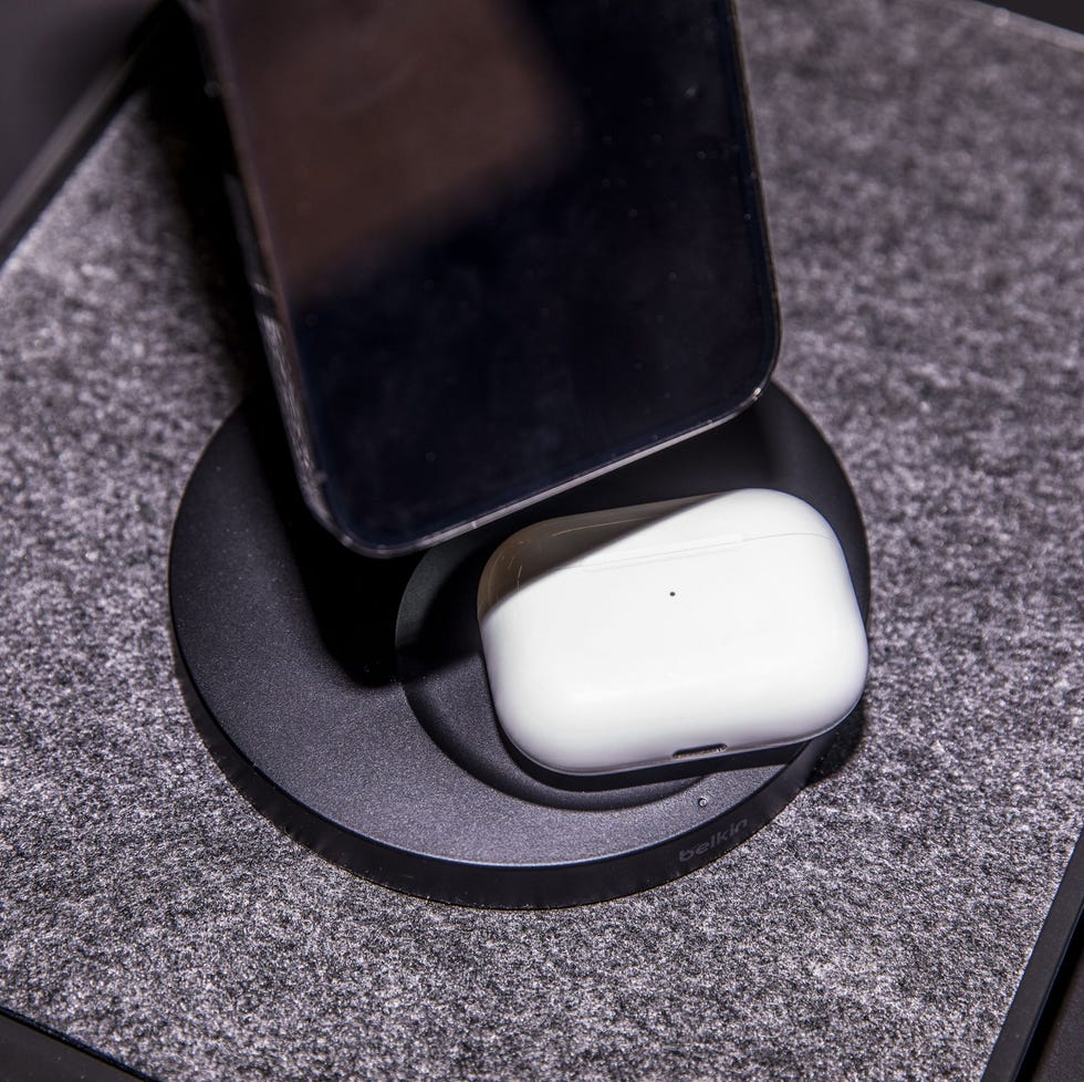 MagSafe 2-in-1 Wireless Charging Stand MagSafe 2-in-1 Wireless Charging Stand