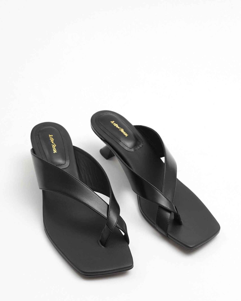 Leather thong sandals in black - Toteme