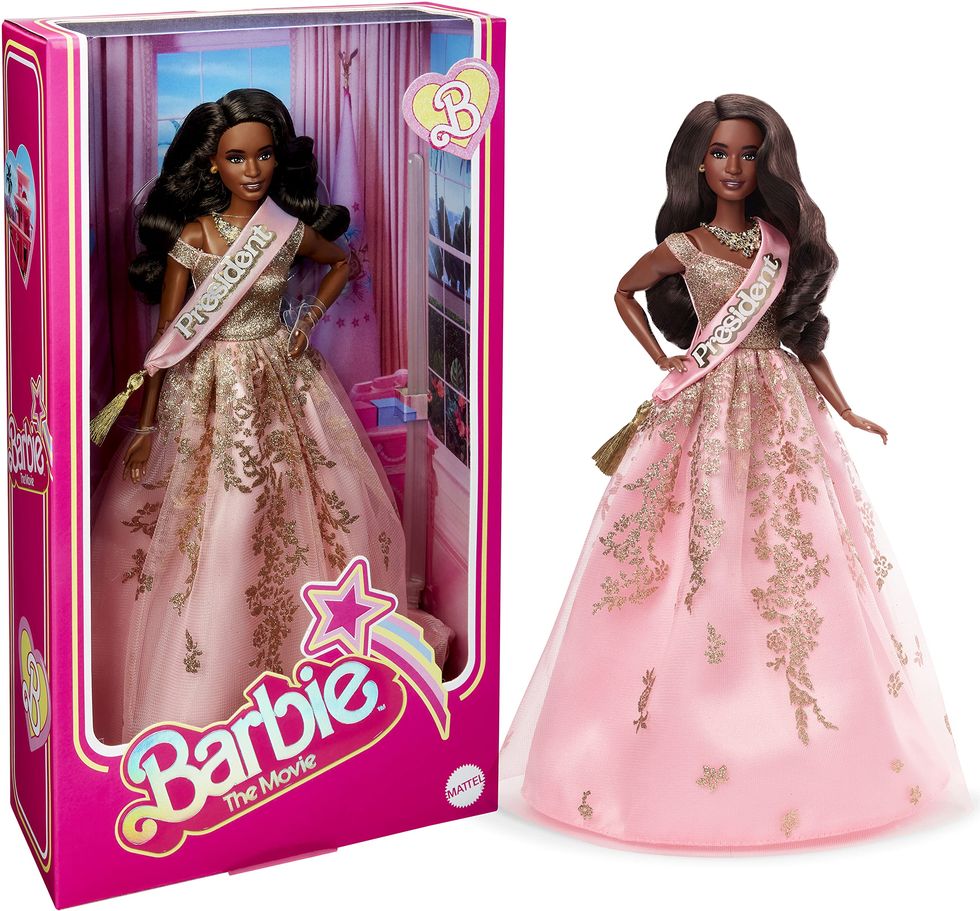 Barbie, die Filmpuppe, Präsidentin Barbie, Sammlerstück, trägt ein schimmerndes rosa-goldenes Kleid mit Schärpe, HPK05