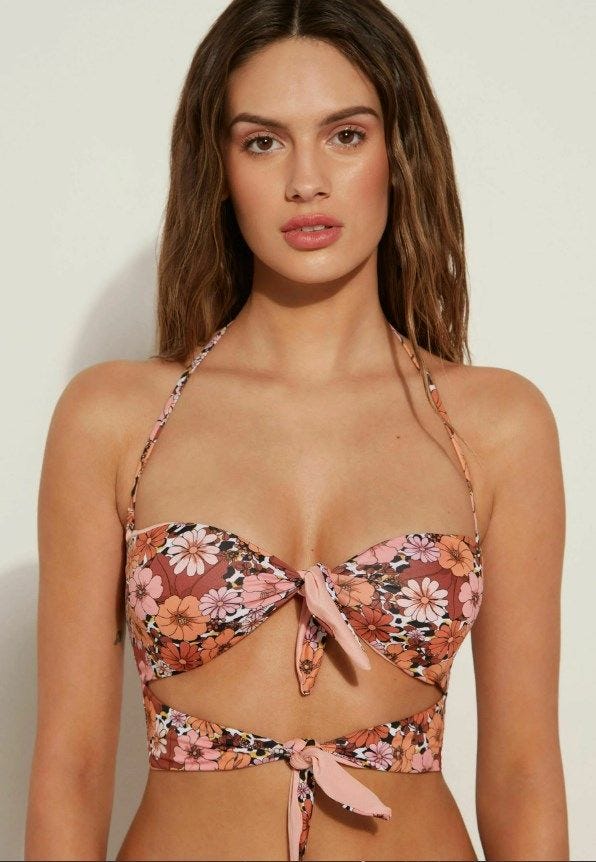 Top de bikini estilo bandeau con detalle cut out y estampado animal y de flores, de Tezenis