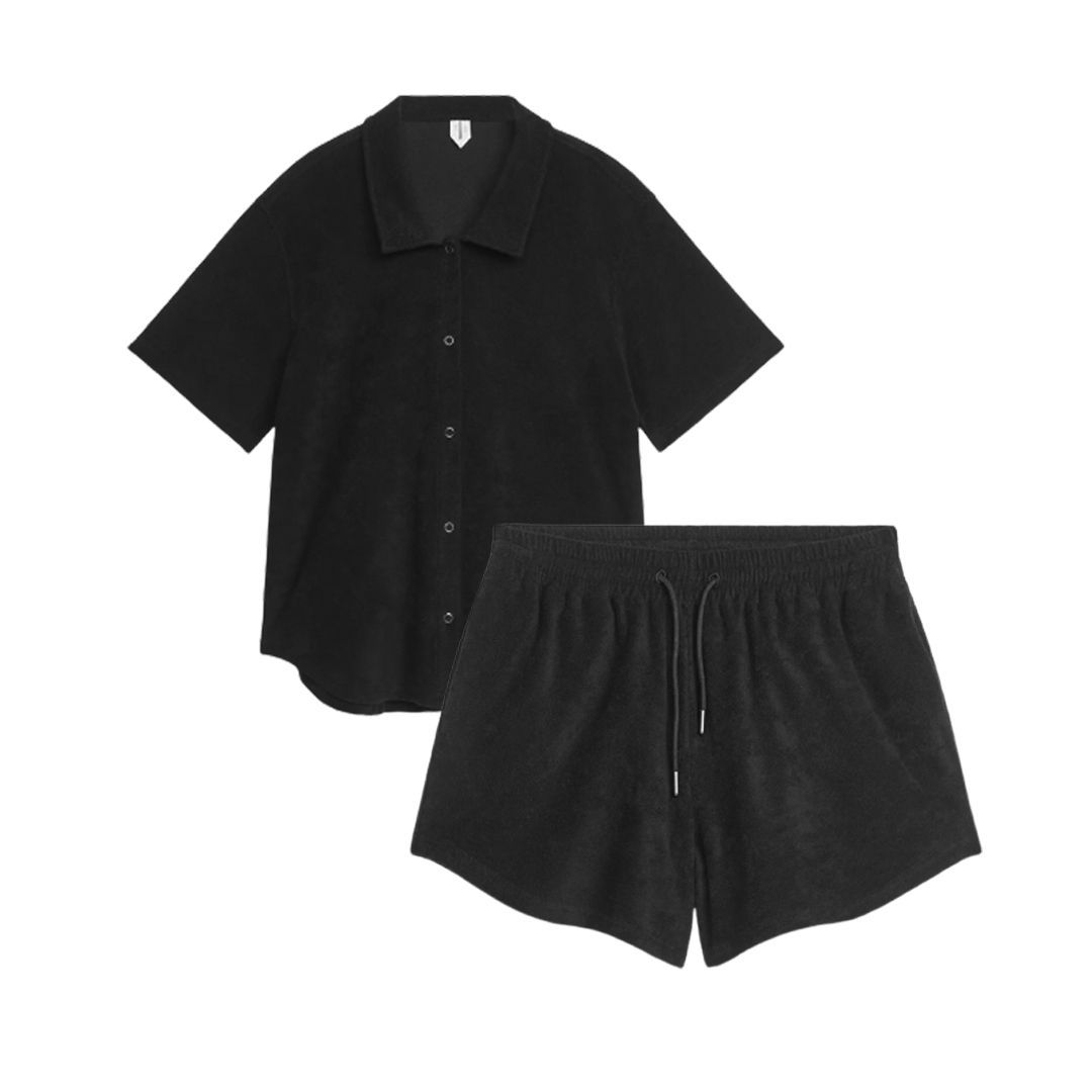 Shirts that go on sale with black shorts