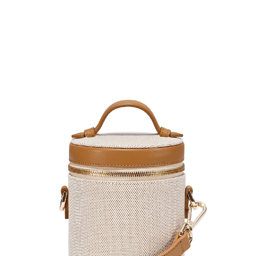 A stylish travel crossbody bag that can be worn four different ways. Easily  changes from a crossbody bag to a belt bag, shoulder ba…