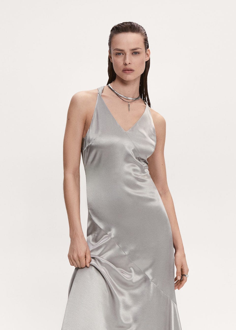 Vestido satinado bajo asimétrico