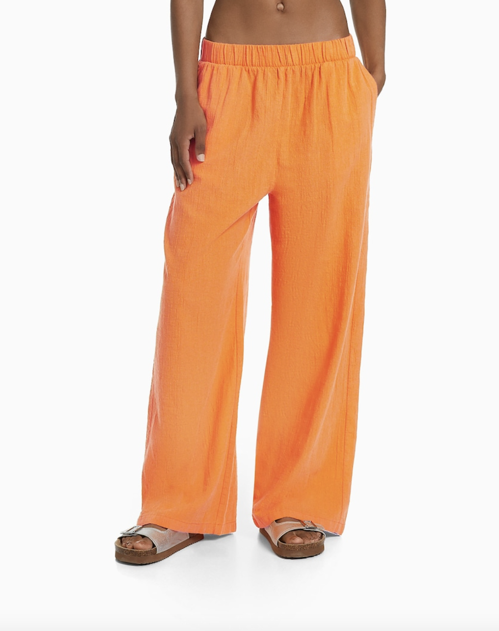 Los pantalones naranjas de Bershka de 22€ que potencian el bronceado
