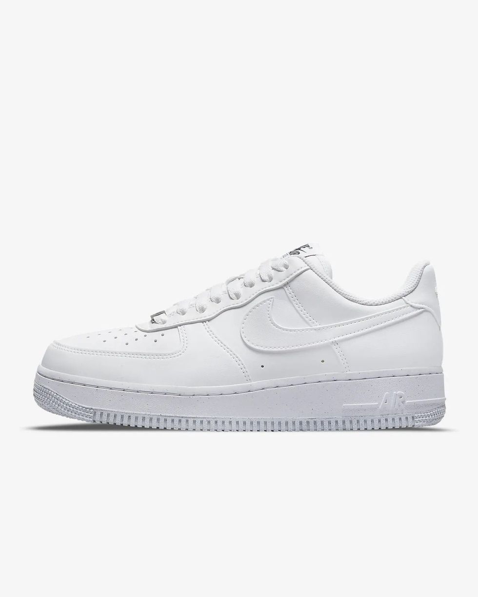 2023女生運動球鞋品牌款式推薦：Nike Air Force 1經典小白鞋