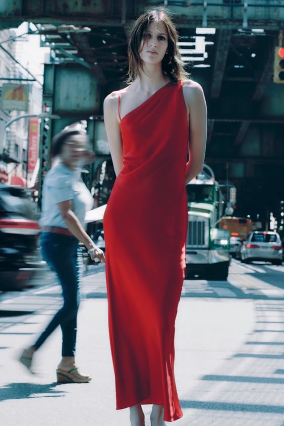 El perfecto vestido rojo de Zara para invitadas existe es