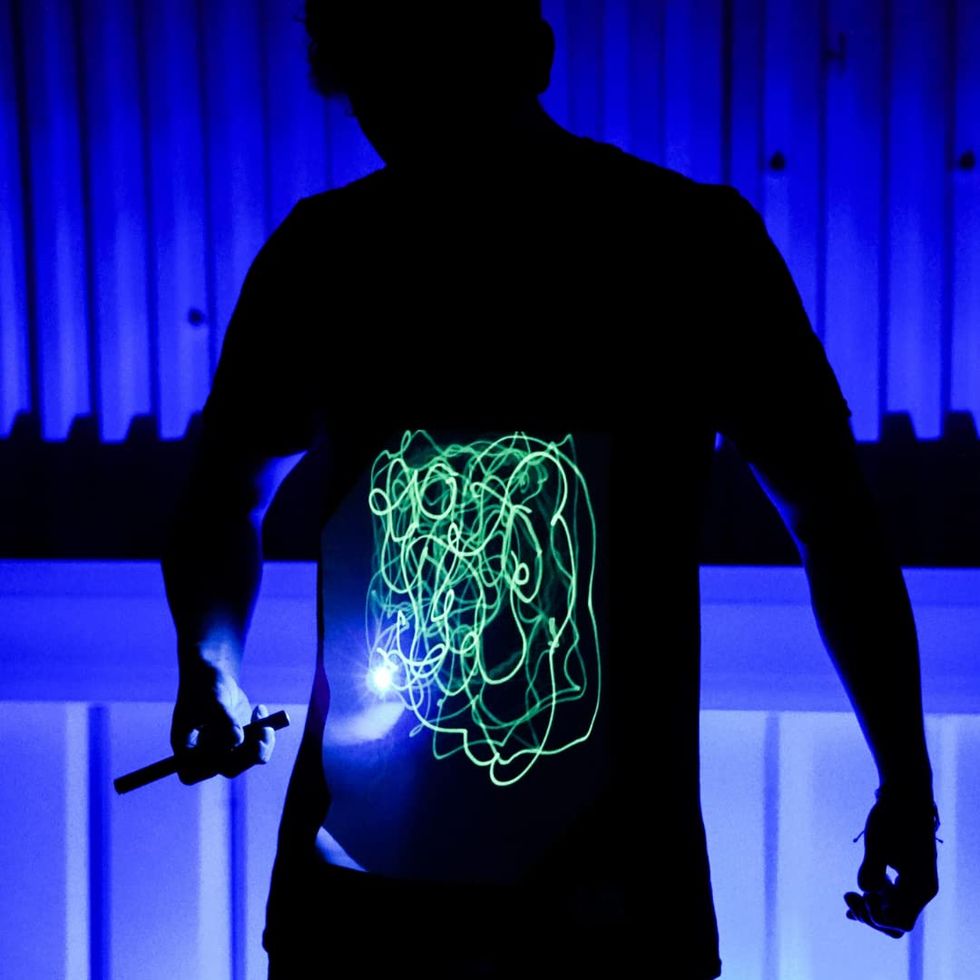 Camiseta Interativa Glow-in-the-Dark