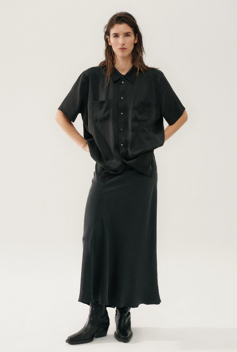 Emily Ratajkowski Is Peak Summer Style In Midi-Skirt And Platform Flip-Flops