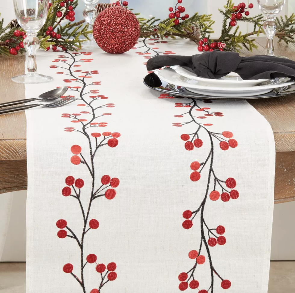  Saro Lifestyle Holiday Cheer Embroidered Berry Table Runner