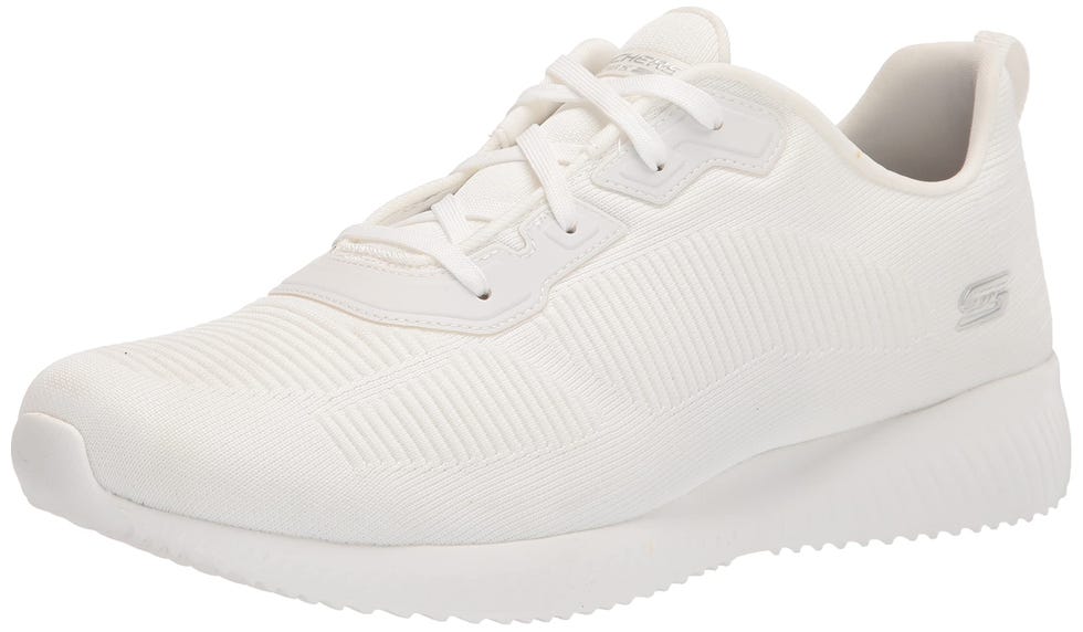 rebaja a mitad de precio las zapatillas blancas de Skechers que te  faltaban para poder combinar absolutamente con todo