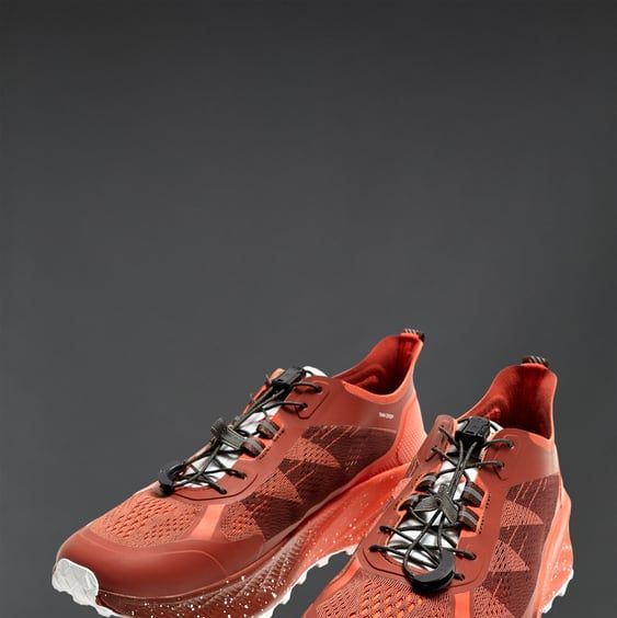 La zapatilla de trail running que está arrasando en Zara es perfecta para  correr en otoño porque ﻿es impermeable y cuesta solo 35€