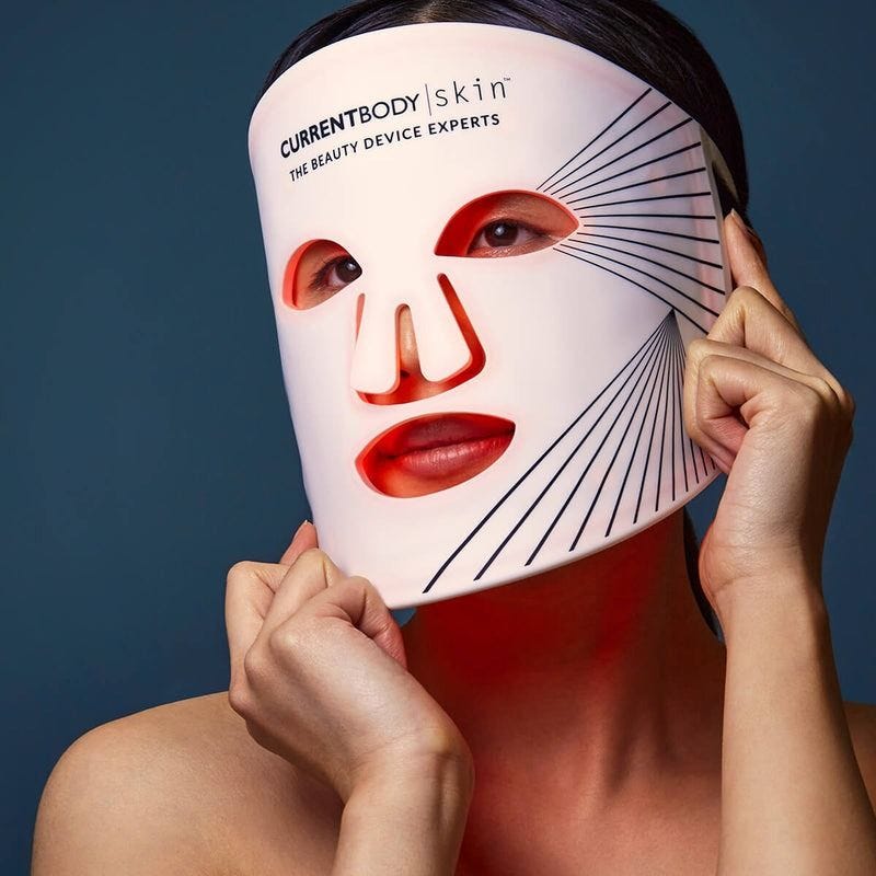 1693408198-1685548296-currentbody-red-light-mask-64776d0403b48.jpg?crop=1xw:1 أفضل 25 هدية للعناية بالبشرة لعام 2023 - هدايا لخبراء العناية بالبشرة