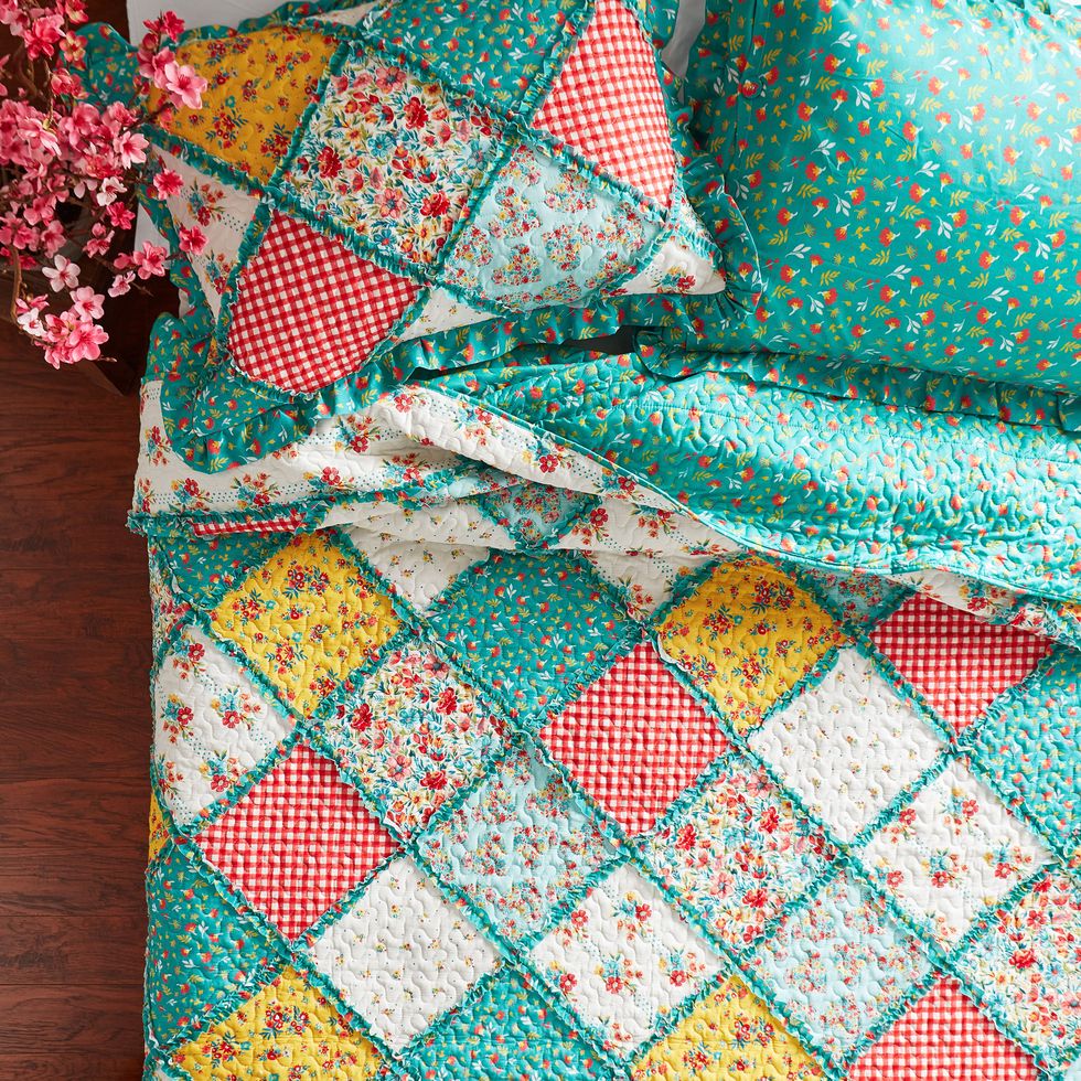 Pioneer Woman Petal Party Cotton and Polyester Quilt