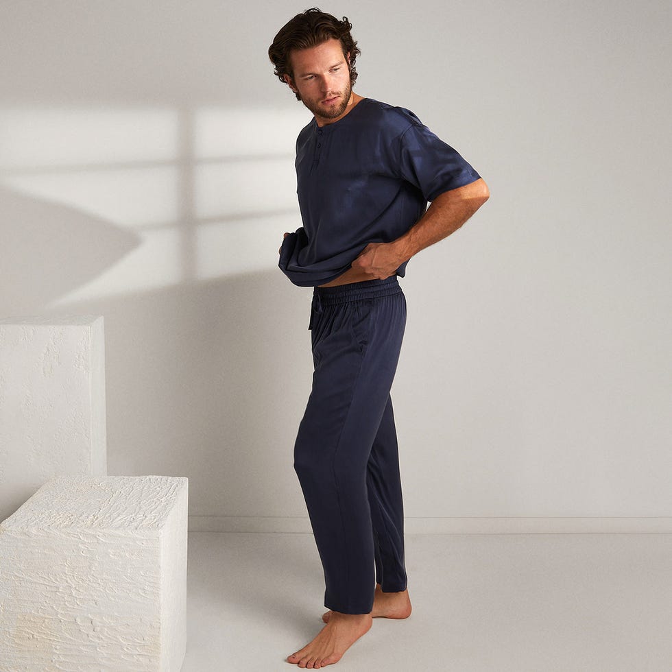 https://hips.hearstapps.com/vader-prod.s3.amazonaws.com/1694016305-MENS-WASHABLE-SILK-SET-DEEP-BLUE-1.jpg?crop=1xw:1.00xh;center,top&resize=980:*