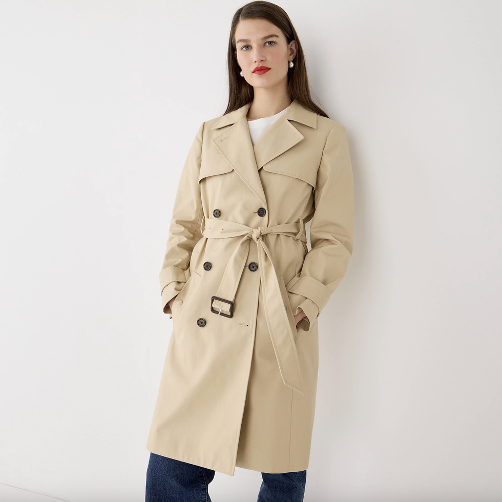 6 Trench Coat Outfits to Wear Around the World