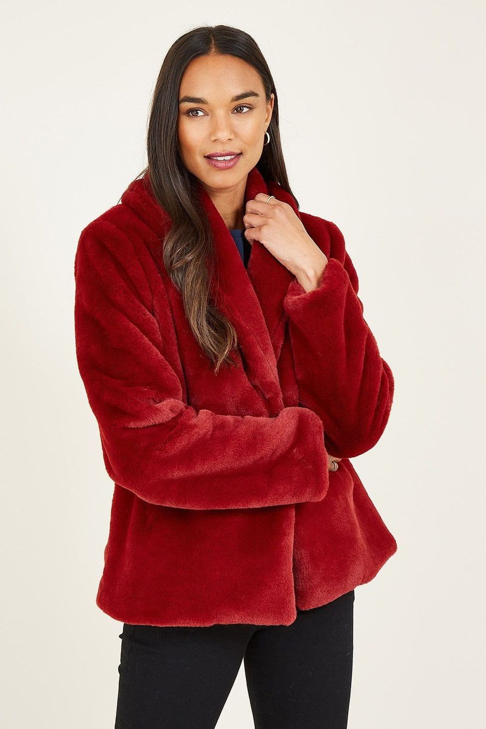 https://hips.hearstapps.com/vader-prod.s3.amazonaws.com/1695131181-yumi-red-short-wrap-faux-fur-coat-p15190-133619-image-6509a614a8b4d.jpg?crop=1xw:1xh;center,top&resize=980:*