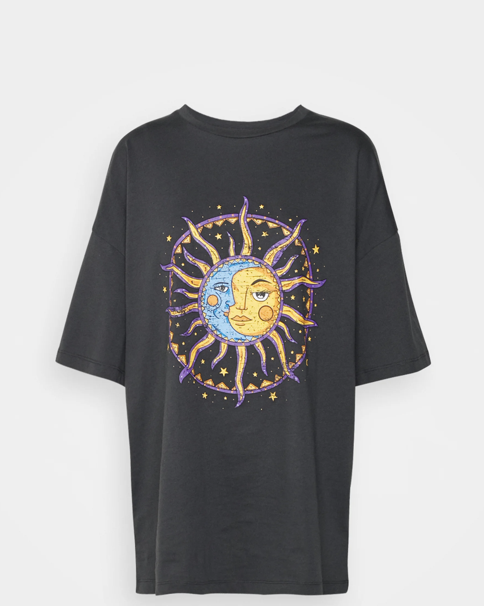 Camiseta con luna y estrellas
