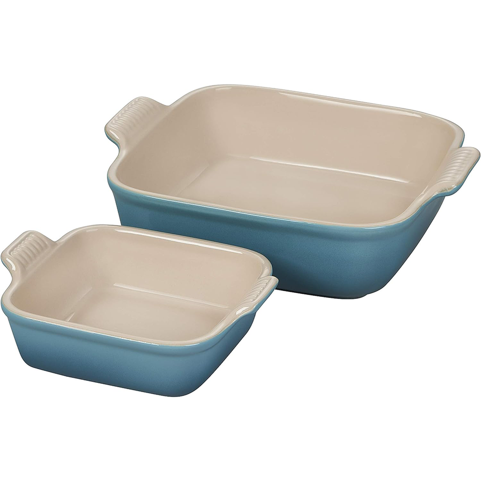 https://hips.hearstapps.com/vader-prod.s3.amazonaws.com/1696344701-le-creuset-square-dish-set-651c292f47b8c.png?crop=1xw:1xh;center,top&resize=980:*