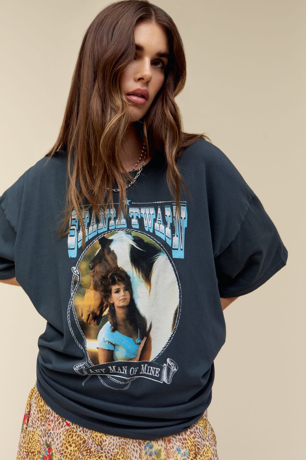 Taylor Swift Wore A Shania Twain T Shirt And Biker Shorts In NYC taylor-swift-wore-a-shania-twain-t-shirt-and-biker-shorts-in-nyc