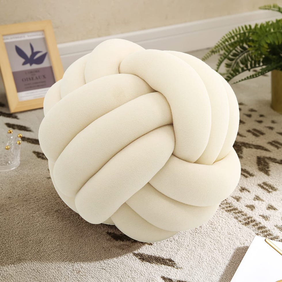 Knot Pillow 