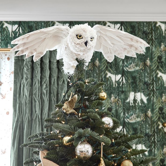 https://hips.hearstapps.com/vader-prod.s3.amazonaws.com/1696867990-harry-potter-hedwig-tree-topper-1-o.jpg?crop=1xw:1.00xh;center,top&resize=980:*