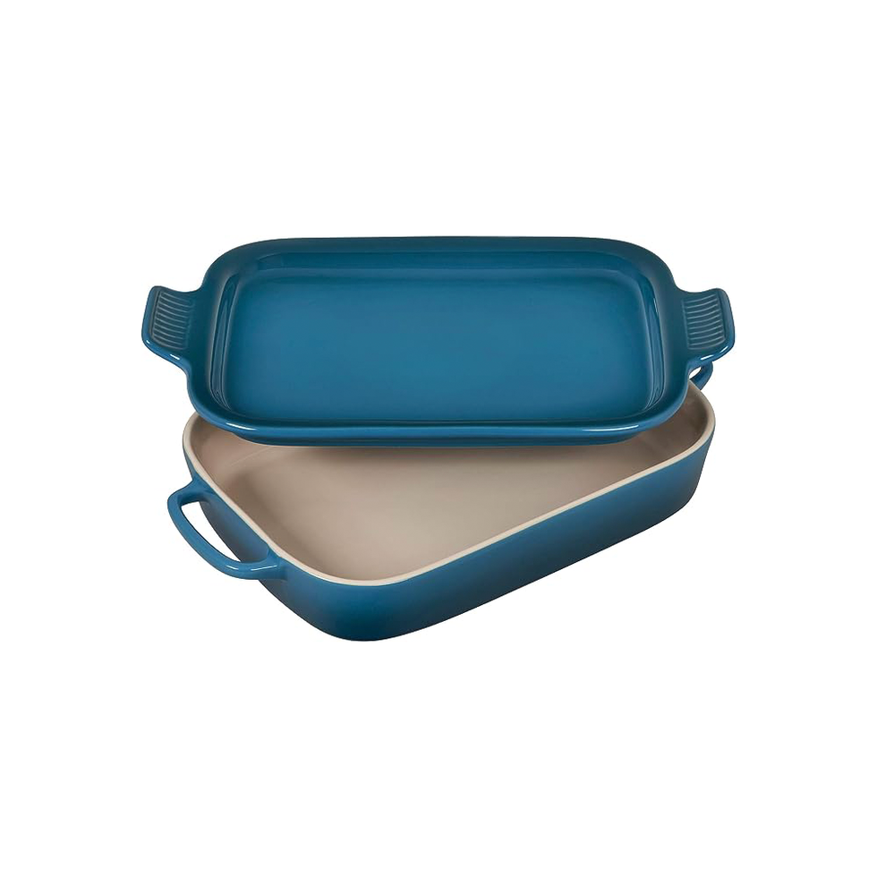 https://hips.hearstapps.com/vader-prod.s3.amazonaws.com/1696869934-le-creuset-stoneware-rectangular-dish-with-platter-lid-65242e1be542e.png?crop=1xw:1xh;center,top&resize=980:*