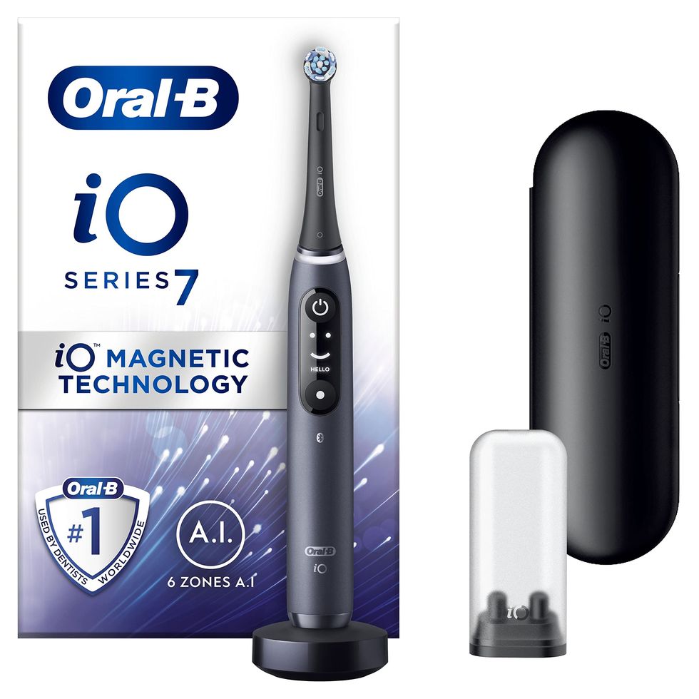 Oral-B iO7 Electric Toothbrush in Black