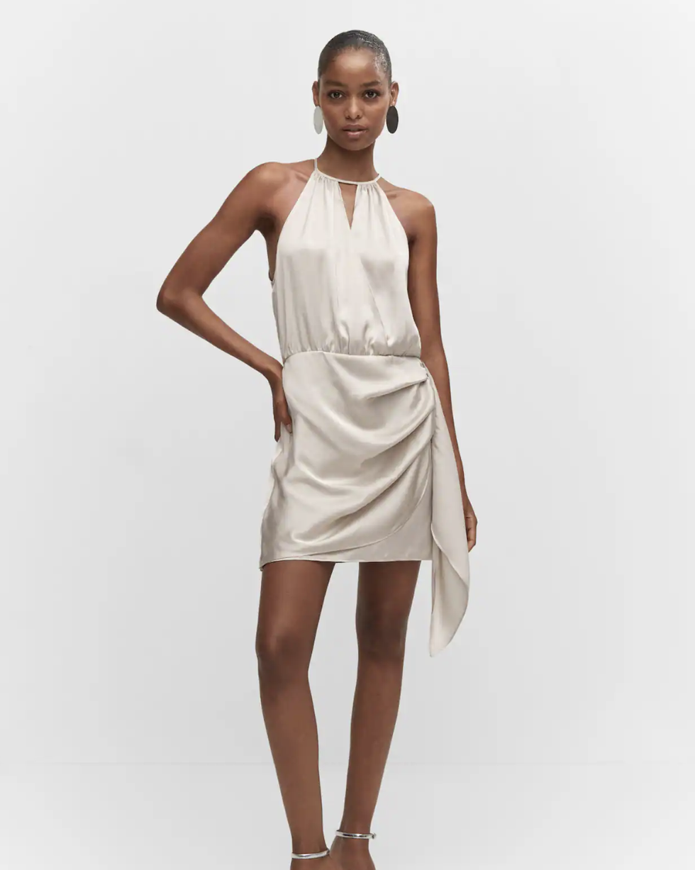 Zara se apunta los vestidos con capucha, la próxima tendencia