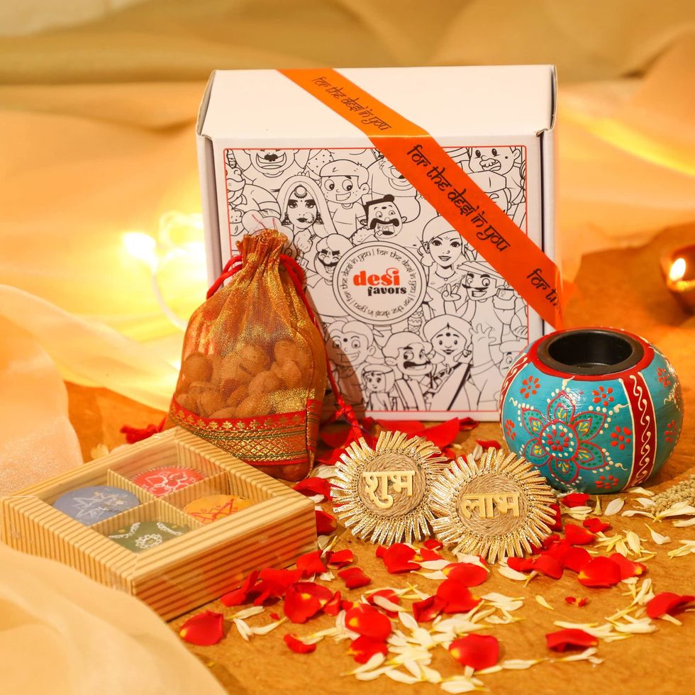  Desi Favors Om Paper Bags - Indian Gifts Bags, Party