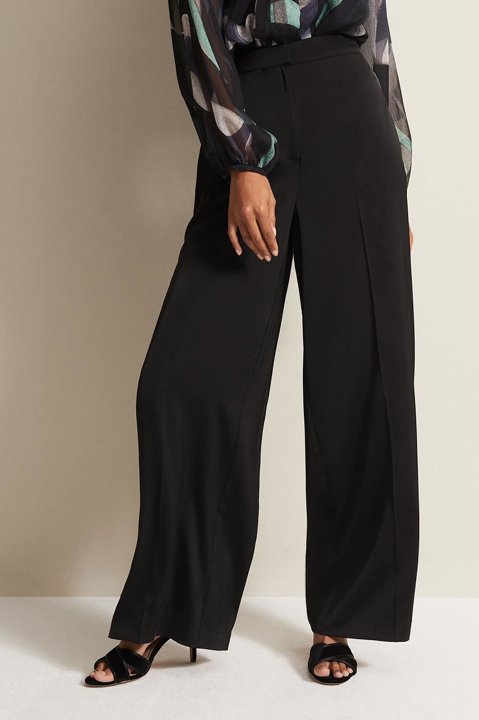 Black Satin Wide Leg Trousers - UK 6 / Black  Wide leg trousers, Leg pants  outfit, Satin pants outfit