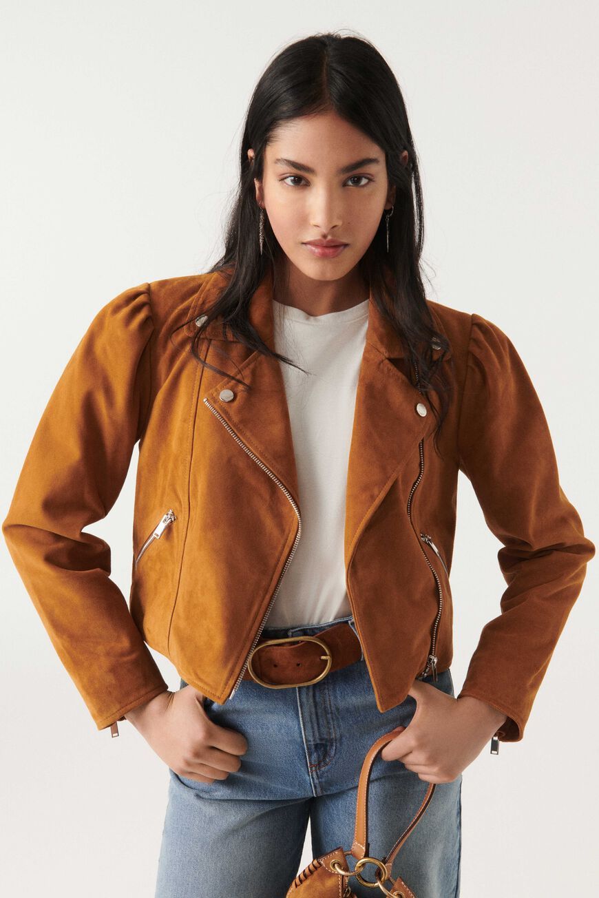 La chaqueta de ante marrón es el comodín para estar a la moda este